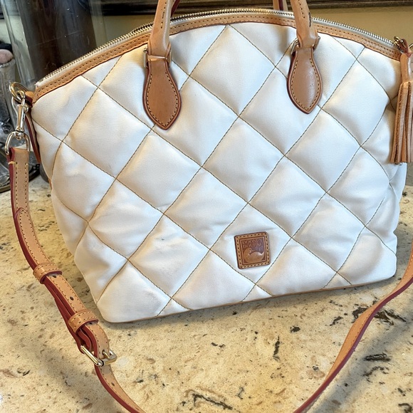 A CLASSIC. WHITE & TAN TUFTED STANDS OUT FOR SURE! - Picture 5 of 15